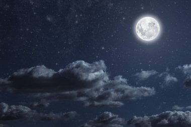 Gece gökyüzü yıldızlı ay ve Noel için bulutlu.