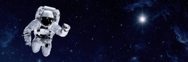 Astronot Noel 'de uzayda dünyanın üzerinde uçar.