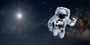 Astronot Noel 'de uzayda dünyanın üzerinde uçar.