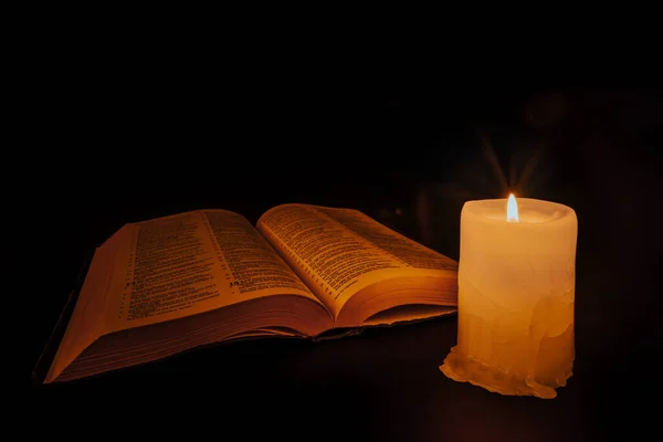 Библия Столе Свете Свечи — стоковое фото