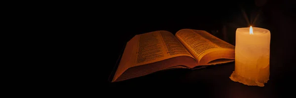 Biblia Sobre Mesa Luz Una Vela —  Fotos de Stock