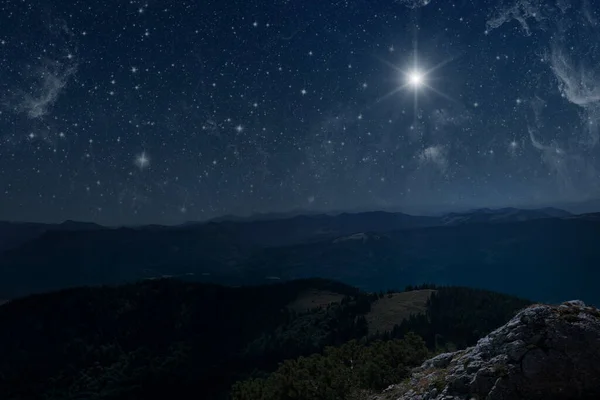 星はイエス キリストのクリスマスのマネージャーの上に輝きます — ストック写真