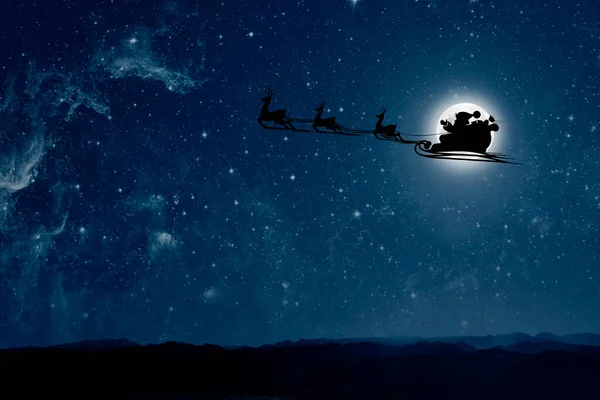 Санта Клаус Летает Канун Рождества Ночном Небе Снегом — стоковое фото