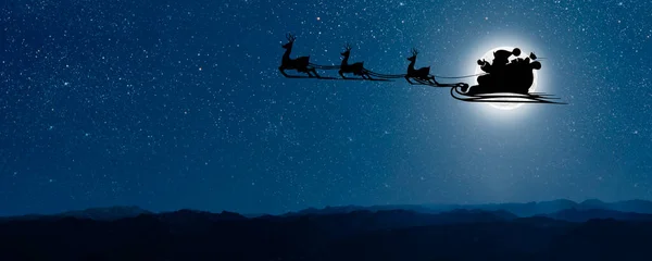 Kerstman Vliegt Kerstavond Aan Nachtelijke Hemel Met Sneeuw — Stockfoto