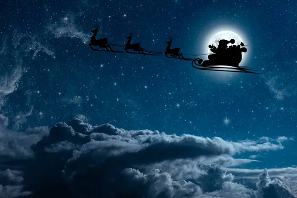 Weihnachtsmann Fliegt Heiligabend Mit Schnee Den Nachthimmel — Stockfoto