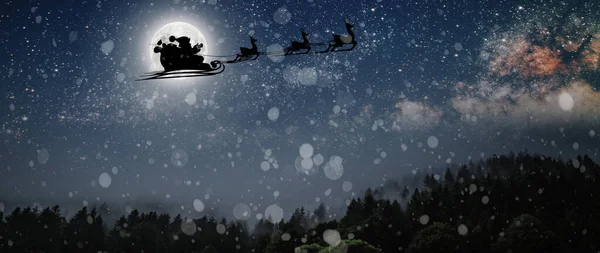 Санта Клаус Летает Канун Рождества Ночном Небе Снегом — стоковое фото