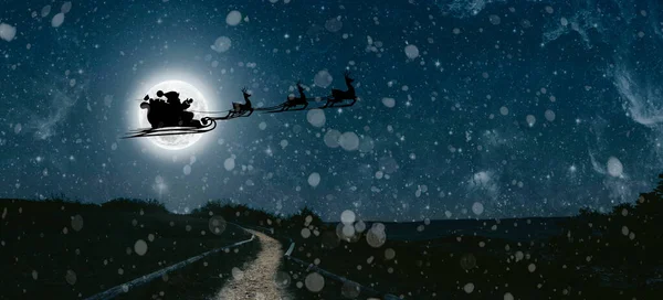 Kerstman Vliegt Kerstavond Aan Nachtelijke Hemel Met Sneeuw — Stockfoto