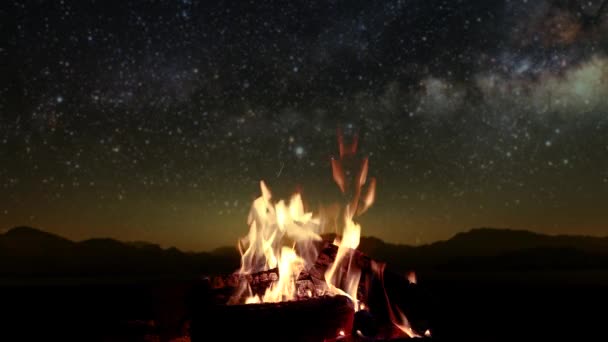 Máglya Éjszaka Hátterében Hegyek Tenger Fényes Csillagok — Stock videók