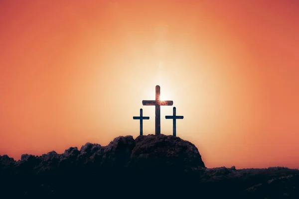 夜明けの背景にイースターの十字架 — ストック写真