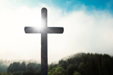 Şafakta bir Paskalya haçı