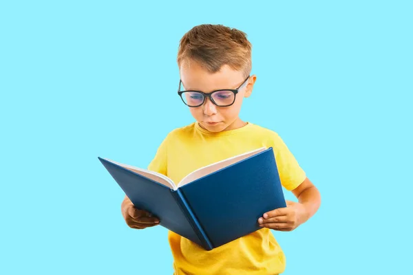Дитина Читає Книгу Яскравій Стіні — стокове фото