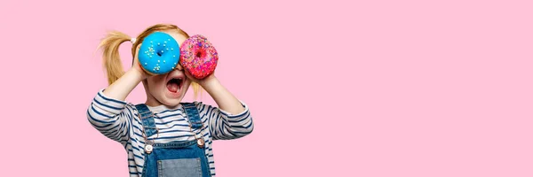 Feliz Linda Chica Divierte Jugando Con Donuts Pared Fondo Negro —  Fotos de Stock