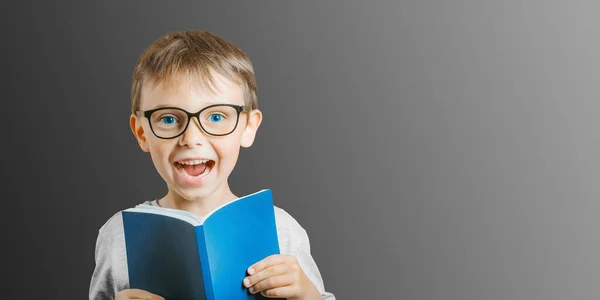Kind Liest Ein Buch Gegen Eine Helle Wand — Stockfoto