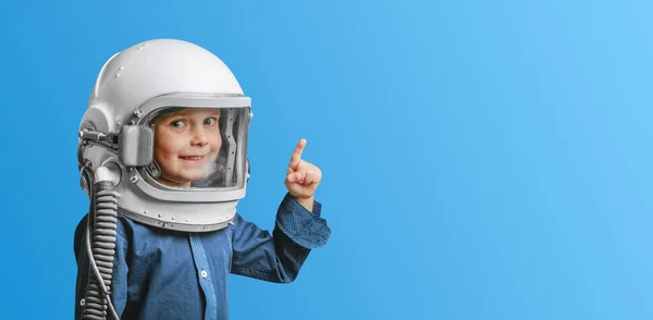 Маленький Ребенок Воображает Себя Космонавтом Шлеме Астронавта — стоковое фото