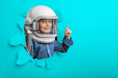Küçük çocuk kendini astronot kaskı takan bir astronot olarak hayal ediyor.. 