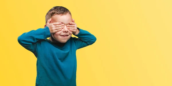 Šťastný Roztomilý Chlapec Baví Hraje Černém Pozadí Zdi Čeká Překvapení — Stock fotografie