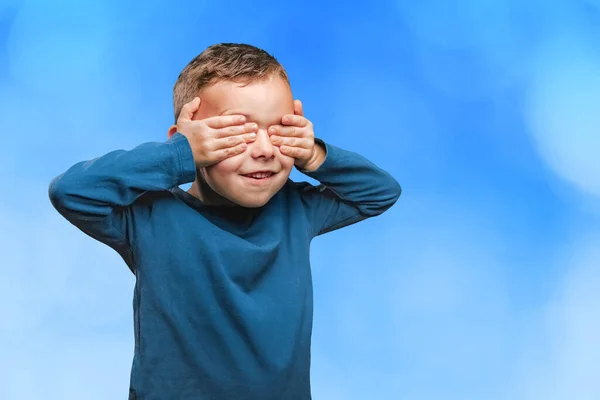 Šťastný Roztomilý Chlapec Baví Hraje Černém Pozadí Zdi Čeká Překvapení — Stock fotografie