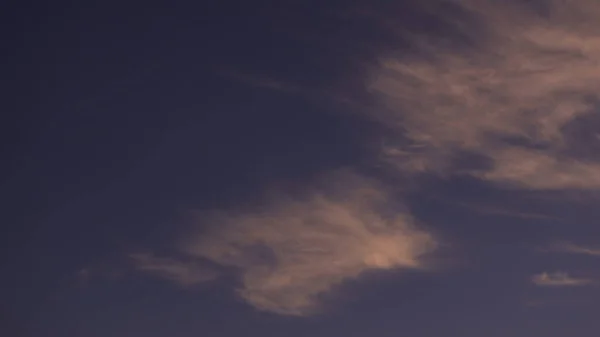 自然を背景に 青い空に白い雲 — ストック写真