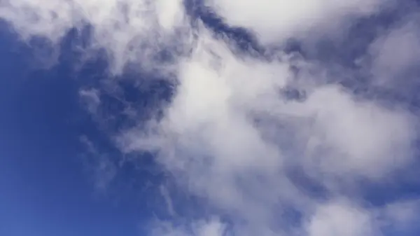 自然を背景に 青い空に白い雲 — ストック写真