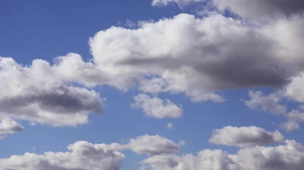 Środowisko Naturalne Białe Chmury Nad Błękitnym Niebem — Zdjęcie stockowe