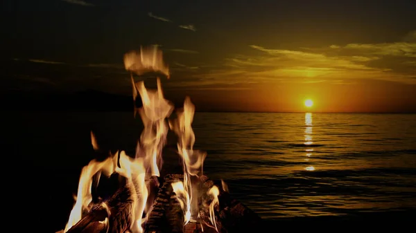 Parlak Yıldızlı Dağların Denizin Arka Planında Geceleri Şenlik Ateşi Yanar — Stok fotoğraf