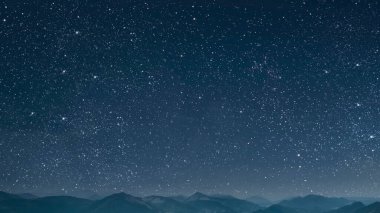 Ormanda yıldızlı ve aylı bir gece gökyüzü