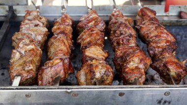 Duman ve ateşle tel askıda kızartılmış et.