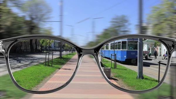 Élesség Szemüveggel Járkál Városban — Stock Fotó
