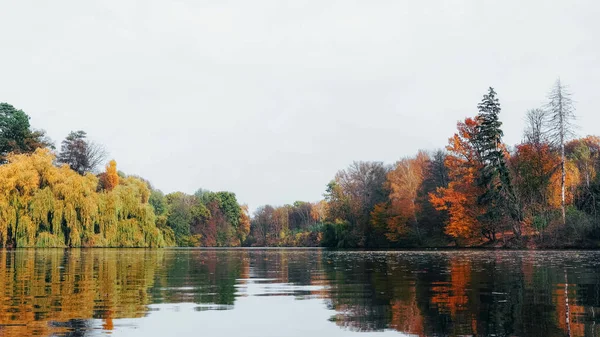 Der Himmel Spiegelt Sich Herbstsee — Stockfoto