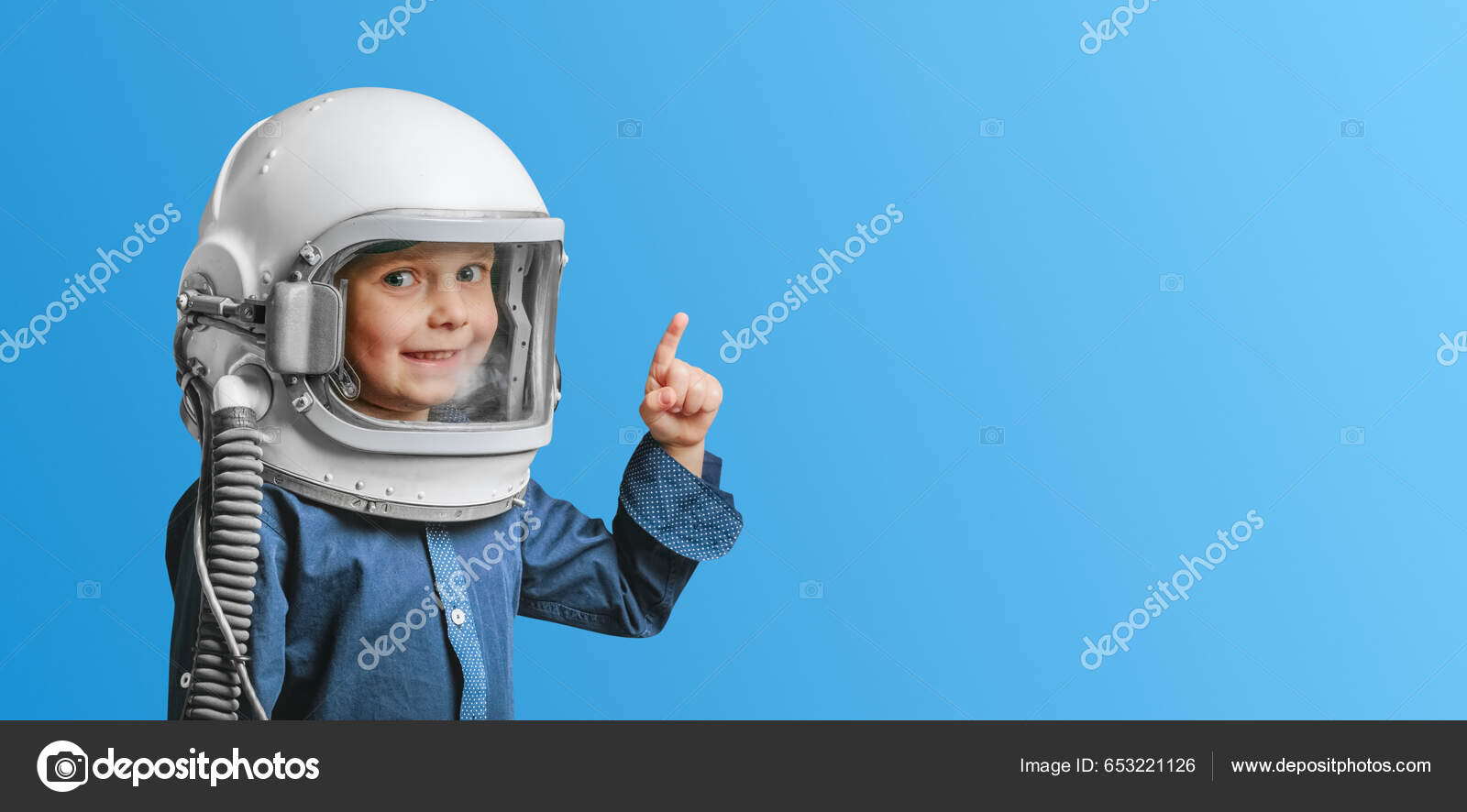 L'enfant étudie à Distance à L'école Avec Un Casque Astronaute