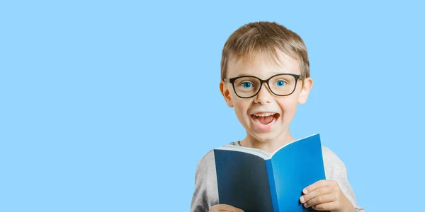 Barn Läser Bok Mot Ljus Vägg — Stockfoto