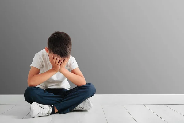 Παιδί Του Οποίου Κατάθλιψη Κάθεται Στο Πάτωμα — Φωτογραφία Αρχείου
