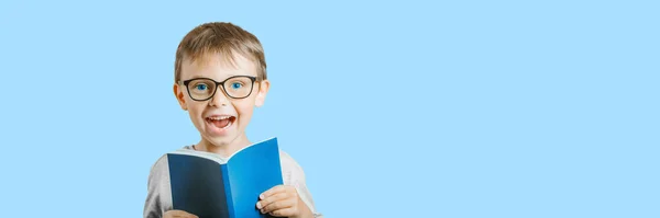 Çocuk Parlak Bir Duvara Karşı Kitap Okuyor — Stok fotoğraf