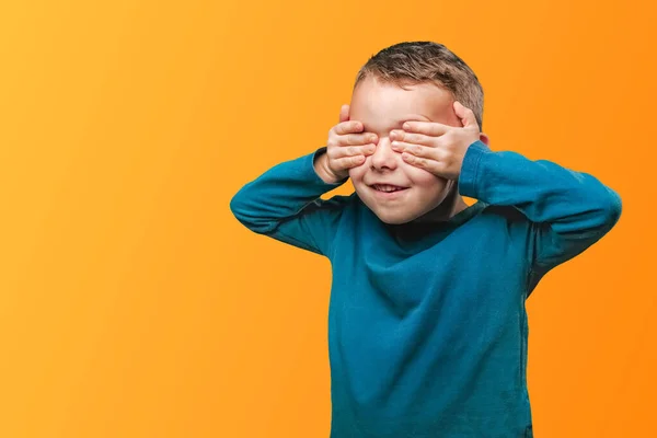 Boldog Aranyos Fiú Szórakozás Játszott Fekete Háttér Fal Vár Meglepetés — Stock Fotó