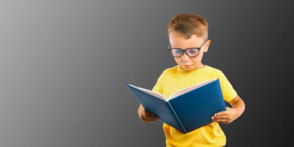 Kind Liest Ein Buch Gegen Eine Helle Wand — Stockfoto