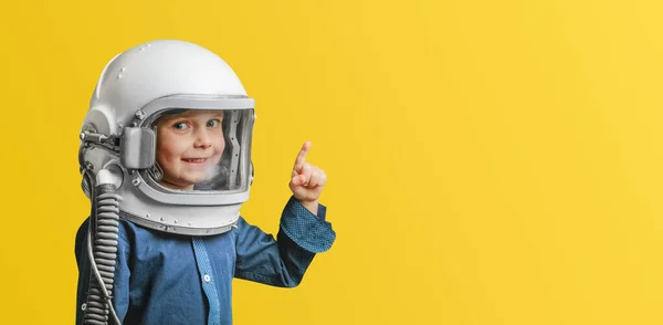 一个小孩想象自己是一名戴着宇航员头盔的宇航员 — 图库照片