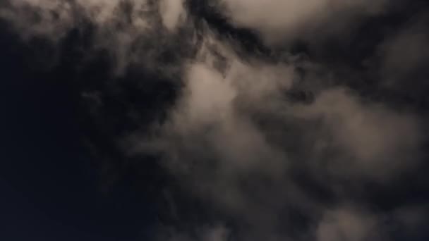 乌云在夜晚飘扬 — 图库视频影像