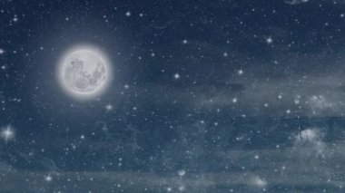 Ayın hareketi yıldızlı gökyüzünde bulutlarla
