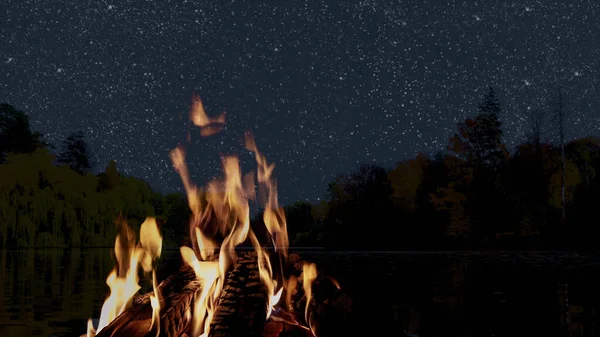 Éjszaka Máglya Hegyek Tenger Hátterében Fényes Csillagokkal — Stock Fotó