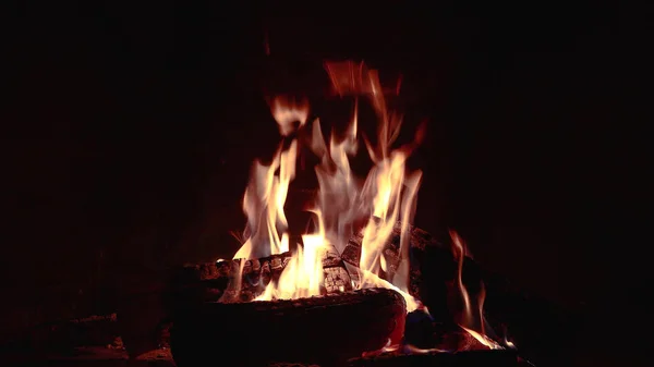 Una Hoguera Arde Por Noche Sobre Fondo Las Montañas Mar — Foto de Stock
