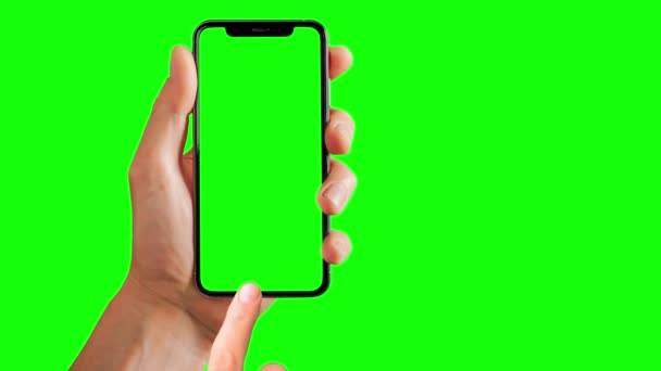 Telepon Iphone Dalam Sebuah Iklan Tangan Latar Belakang Hijau — Stok Video