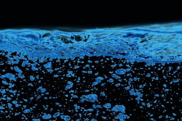 黒い背景のプールの青い水と空気の泡 — ストック写真