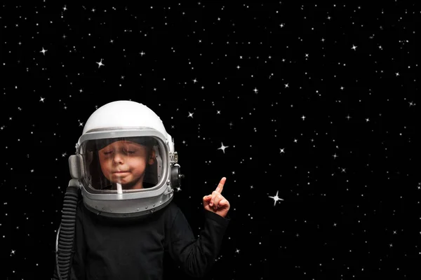 El niño planea volver a la escuela con un casco de astronauta para  convertirse en astronauta.