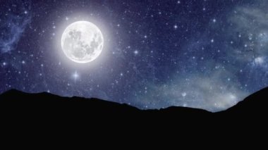 Gece gökyüzünde dağların manzarasıyla yıldızların hareketi
