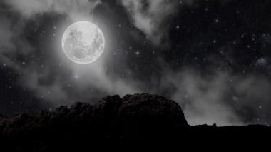 Gece gökyüzünde dağların manzarasıyla yıldızların hareketi