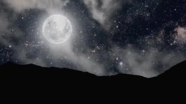 Gece gökyüzünde dağların manzarasıyla yıldızların hareketi