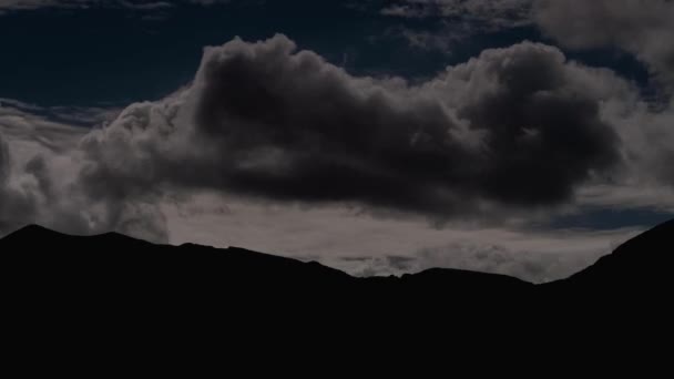 Рух Зірок Нічному Небі Видом Гори — стокове відео