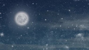Ayın hareketi yıldızlı gökyüzünde bulutlarla