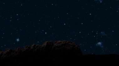Gece gökyüzünde dağların manzarasıyla yıldızların hareketi