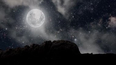 Gece gökyüzünde dağların manzarasıyla yıldızların hareketi